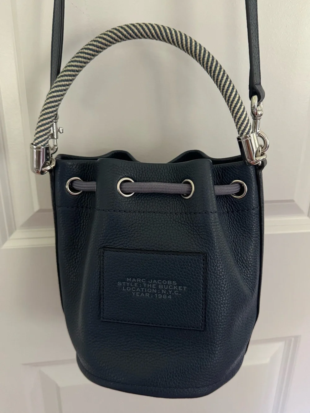 Marc Jacobs The Learher Bucket Bag - Picture 6 of 16